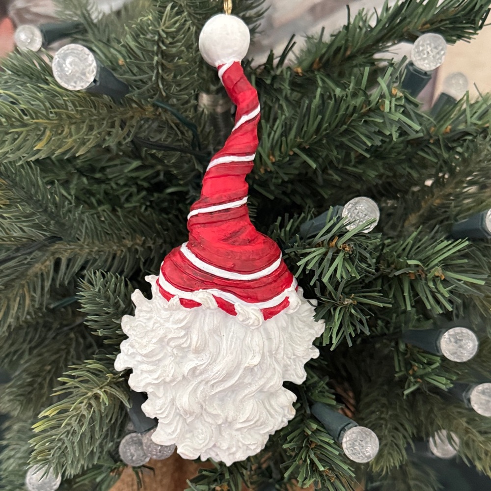 Vintage-Style Santa Face Ornament – Red & White Hat - Picture 2 of 2